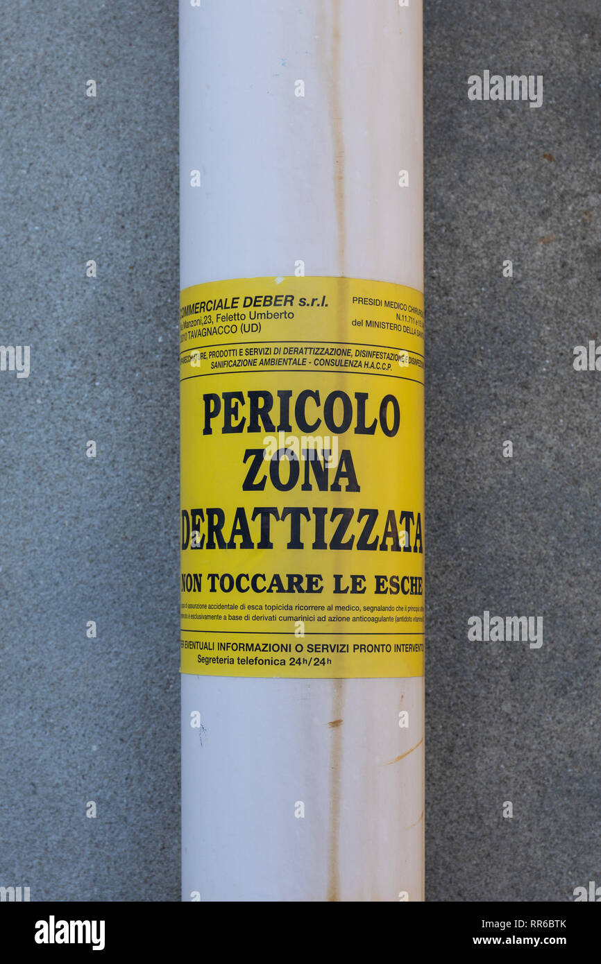 Un segno in lingua italiana di avvertimento di Pest Control zona, DERATTIZZAZIONE Foto Stock
