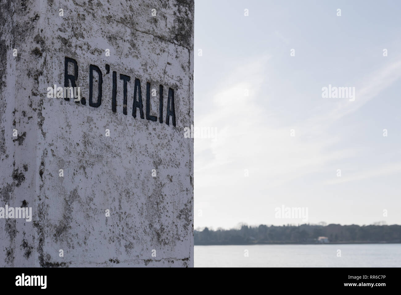 Una pietra che segna il confine tra la Repubblica di Slovenia e Repubblica di Italia - Lazaret (Lazzaretto), Slovenia Foto Stock