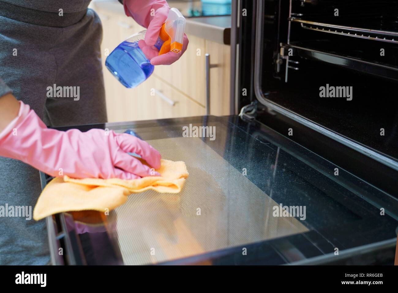 Foto di donna le mani in guanti di gomma di forno di lavaggio Foto Stock