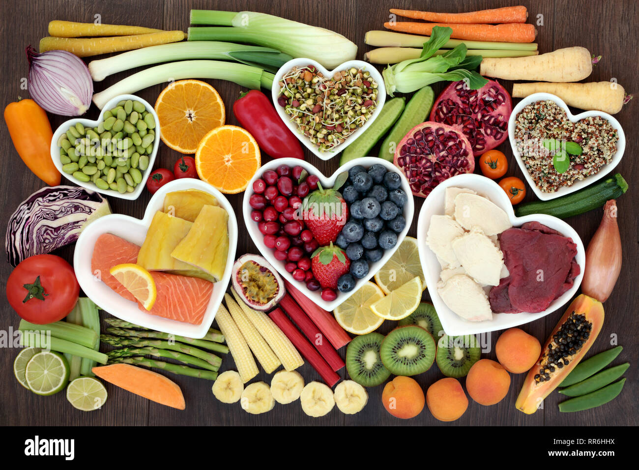 La perdita di peso health food concept con verdure fresche, frutta, cereali e sementi, insalate, carne e pesce con alimenti ricchi di fibre dietetiche e antiossidanti. Foto Stock