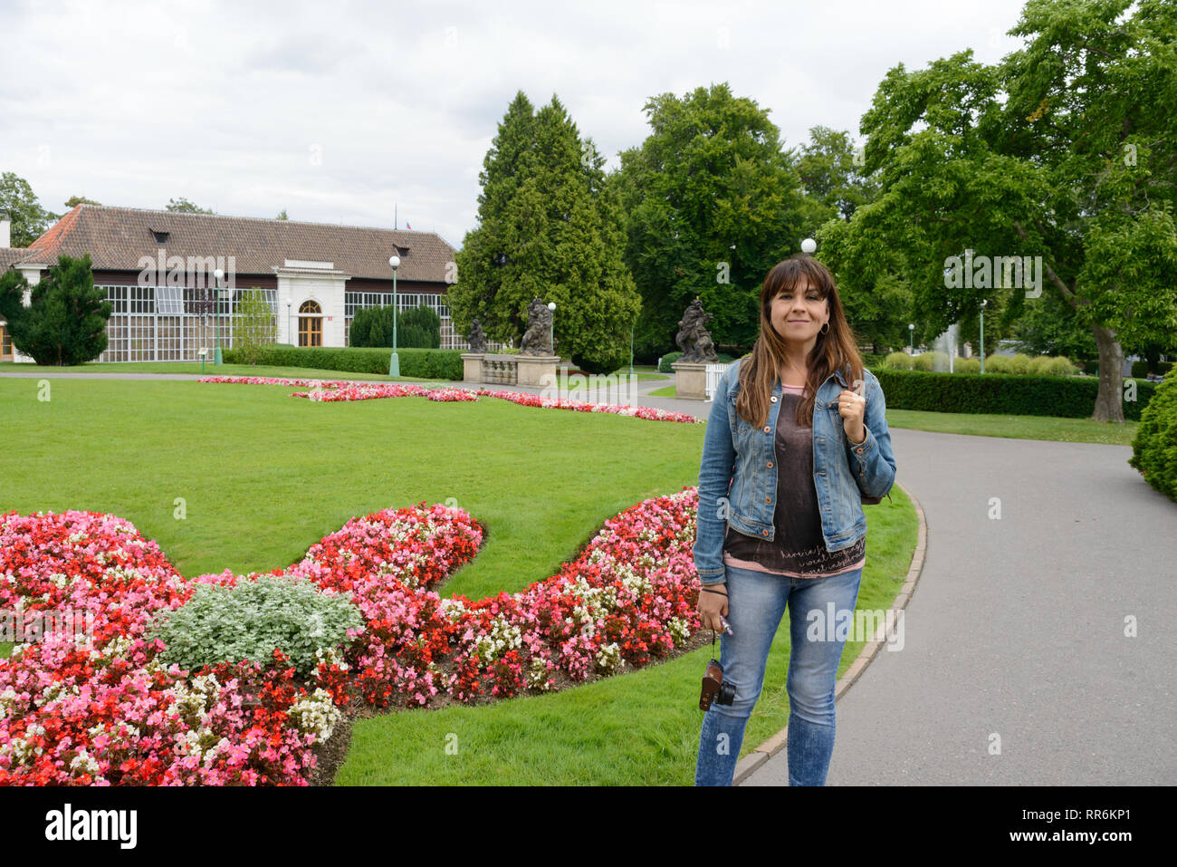 Un turista ragazza in posa all'interno di meravigliosi giardini al di fuori del Castello di Praga Foto Stock