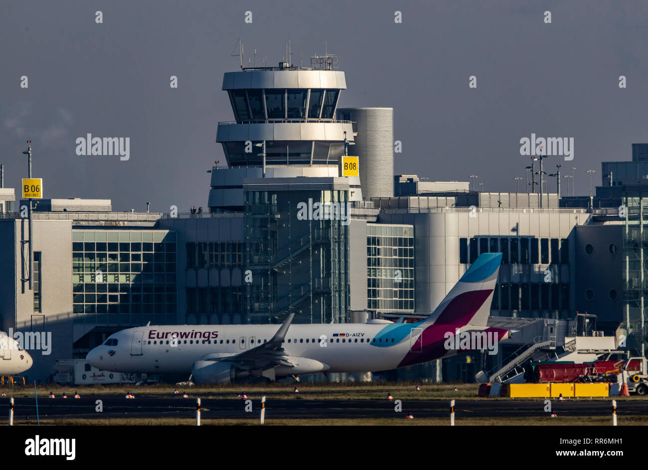 L'aeroporto internazionale di Düsseldorf, DUS, torre di controllo del traffico aereo, controllo del piazzale di sosta, Eurowings Airbus A320-214, sulla pista di rullaggio, Foto Stock