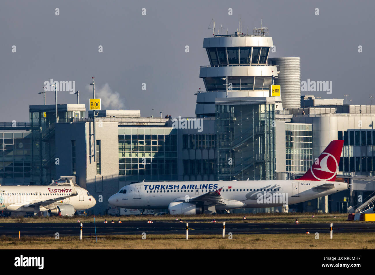 L'aeroporto internazionale di Düsseldorf, DUS, torre di controllo del traffico aereo, controllo del piazzale di sosta, Turkish Airlines, Airbus A320-232, sulla pista di rullaggio, Foto Stock