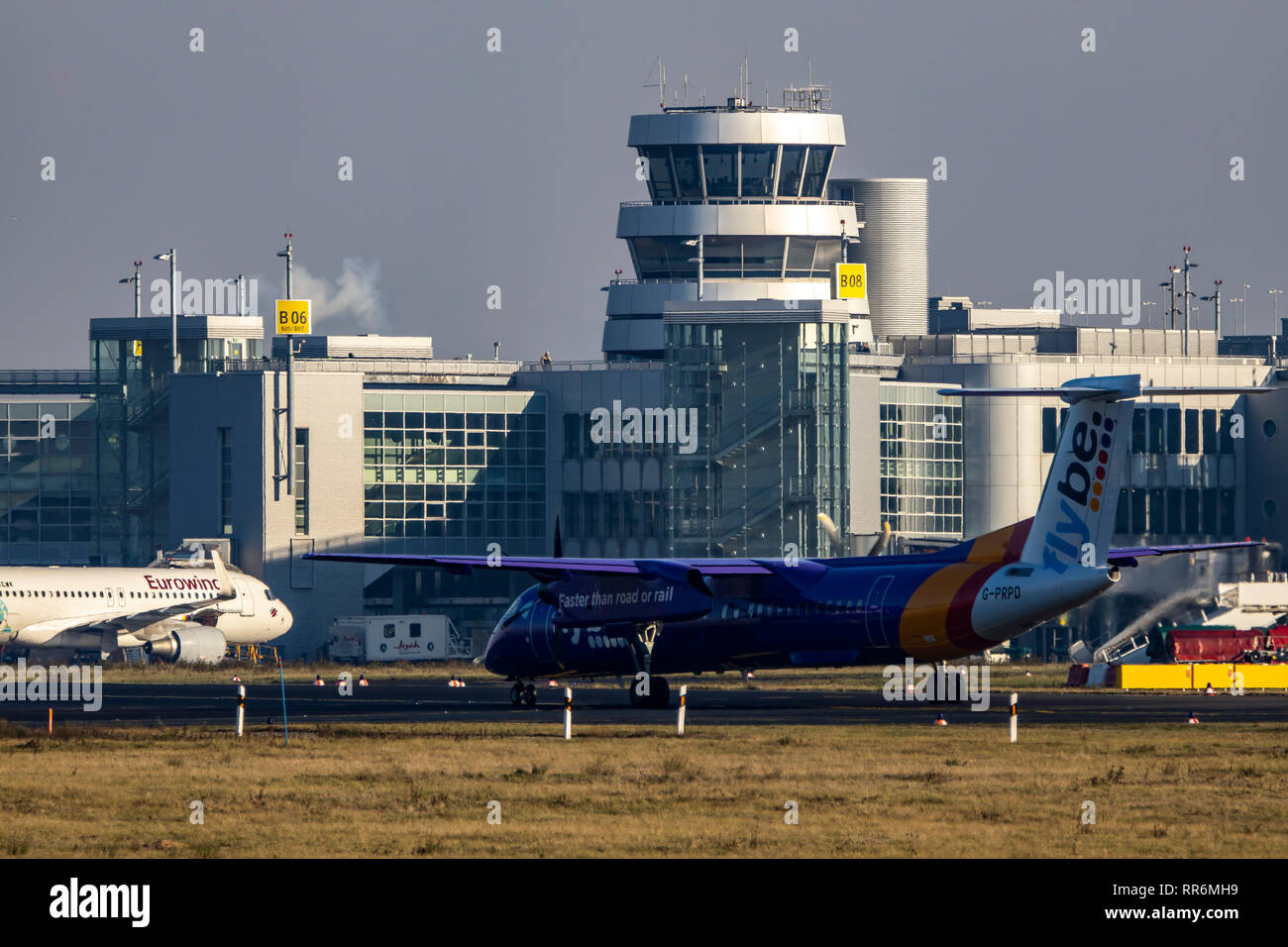 L'aeroporto internazionale di Düsseldorf, DUS, torre di controllo del traffico aereo, controllo del piazzale di sosta, Flybe, De Havilland Canada DHC-8-402Q Dash 8, Airbus A320-232, su th Foto Stock