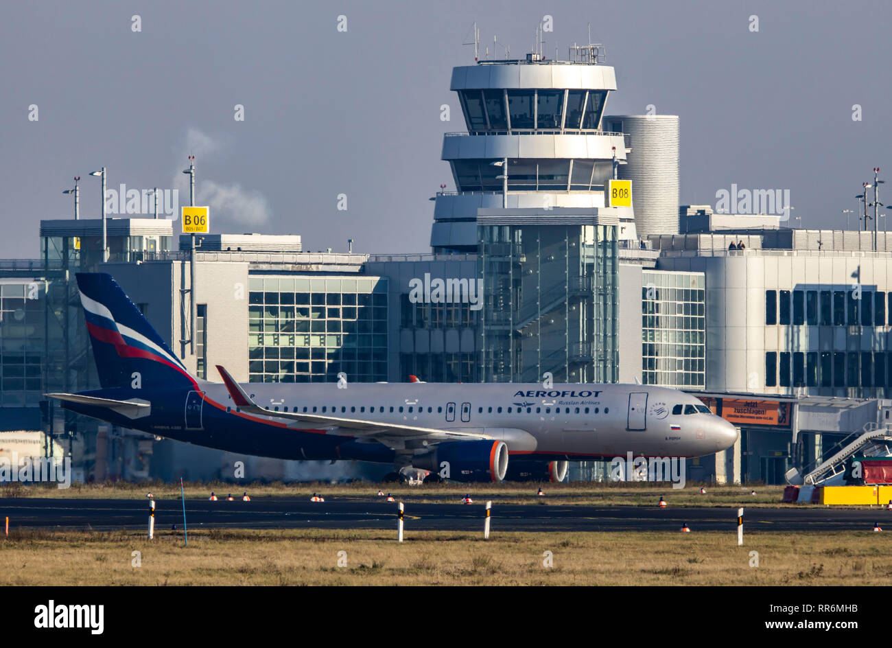 L'aeroporto internazionale di Düsseldorf, DUS, torre di controllo del traffico aereo, controllo del piazzale di sosta, Aeroflot, Airbus A320, sulla pista di rullaggio, Foto Stock