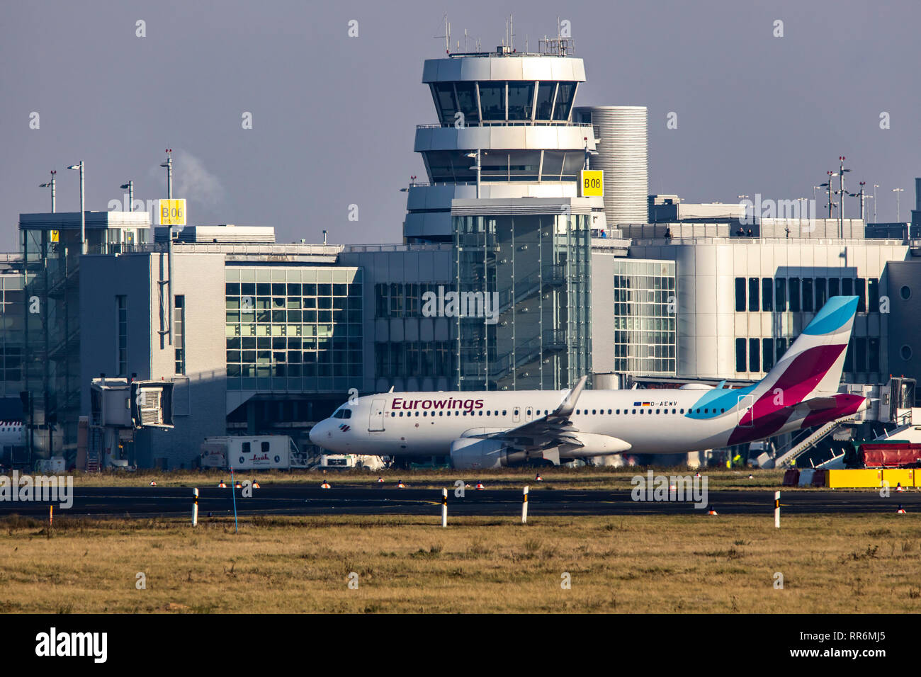 L'aeroporto internazionale di Düsseldorf, DUS, torre di controllo del traffico aereo, controllo del piazzale di sosta, Eurowings, Airbus A320-214, sulla pista di rullaggio, Foto Stock