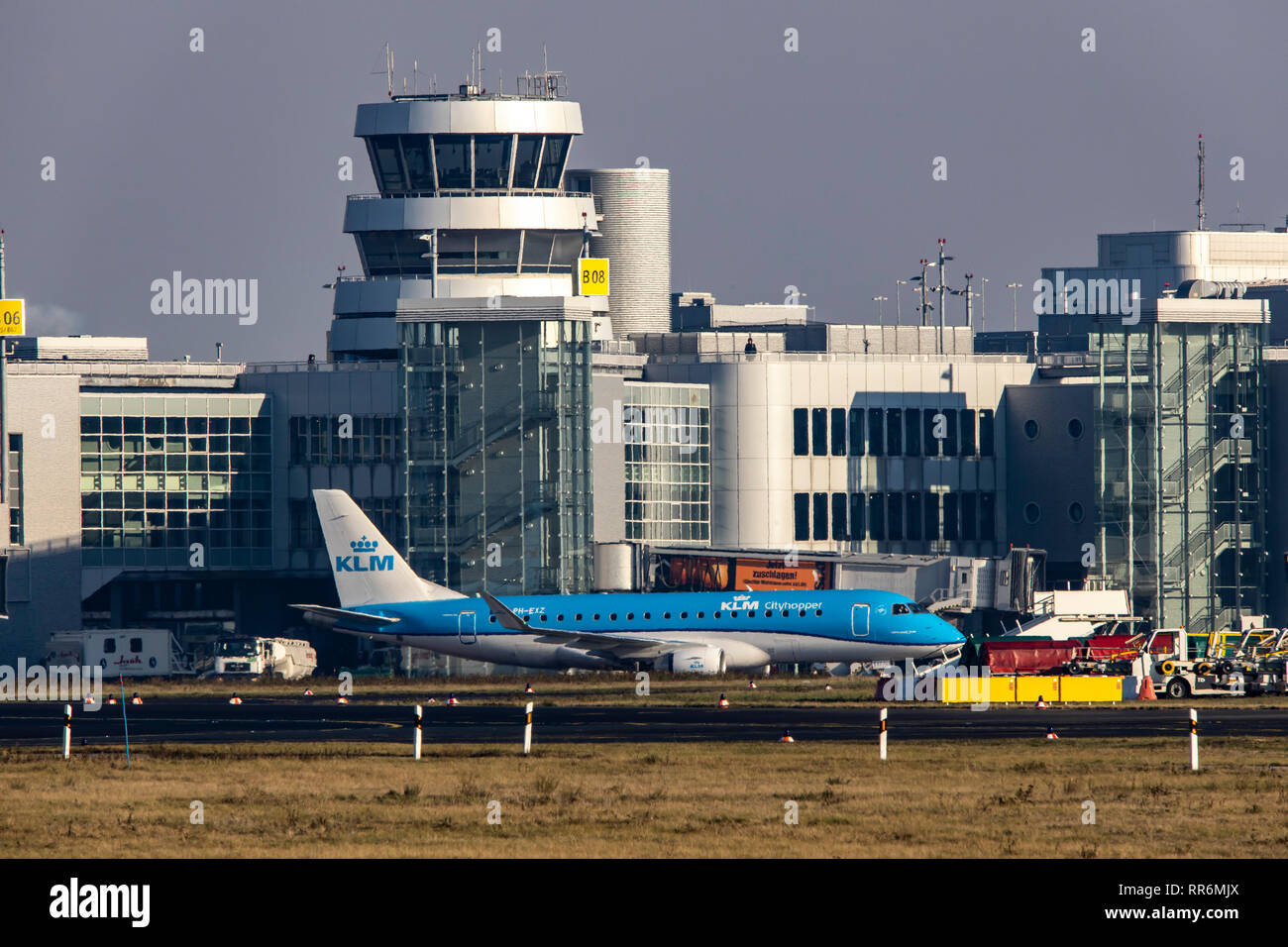 L'aeroporto internazionale di Düsseldorf, DUS, torre di controllo del traffico aereo, controllo del piazzale di sosta, KLM Cityhopper, Embraer ERJ-175STD, sulla pista di rullaggio, Foto Stock