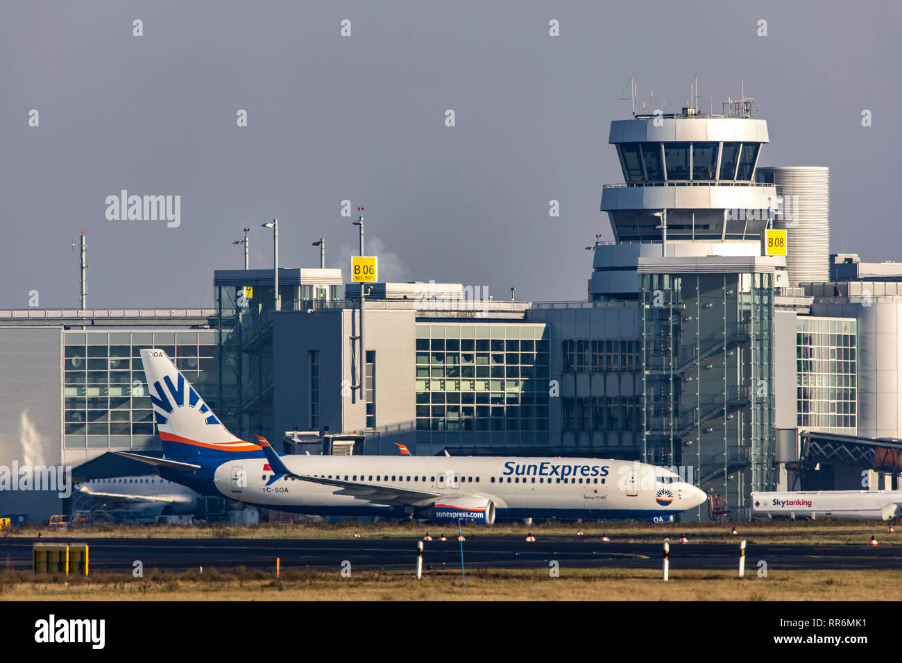 L'aeroporto internazionale di Düsseldorf, DUS, torre di controllo del traffico aereo, controllo del piazzale di sosta, SunExpress, Boeing 737-800, sulla pista di rullaggio, Foto Stock