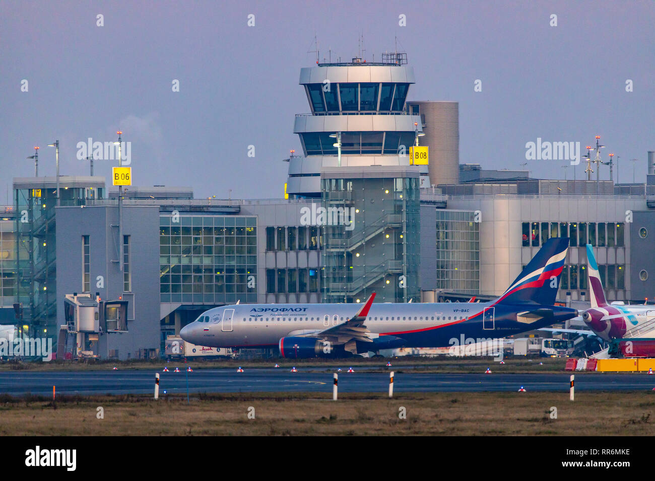 DŸsseldorf Aeroporto Internazionale, DUS, torre di controllo del traffico aereo, controllo del piazzale di sosta, Aeroflot, Airbus A320-214, sulla pista di rullaggio, Foto Stock