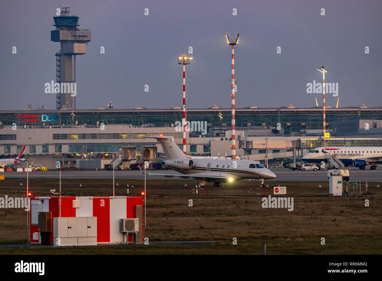 L'aeroporto internazionale di Düsseldorf, DUS, torre di controllo del traffico aereo, controllo del piazzale di sosta, Atlas Air Service, compagnia aerea privata, Legacy Embraer 500, sul taxiw Foto Stock