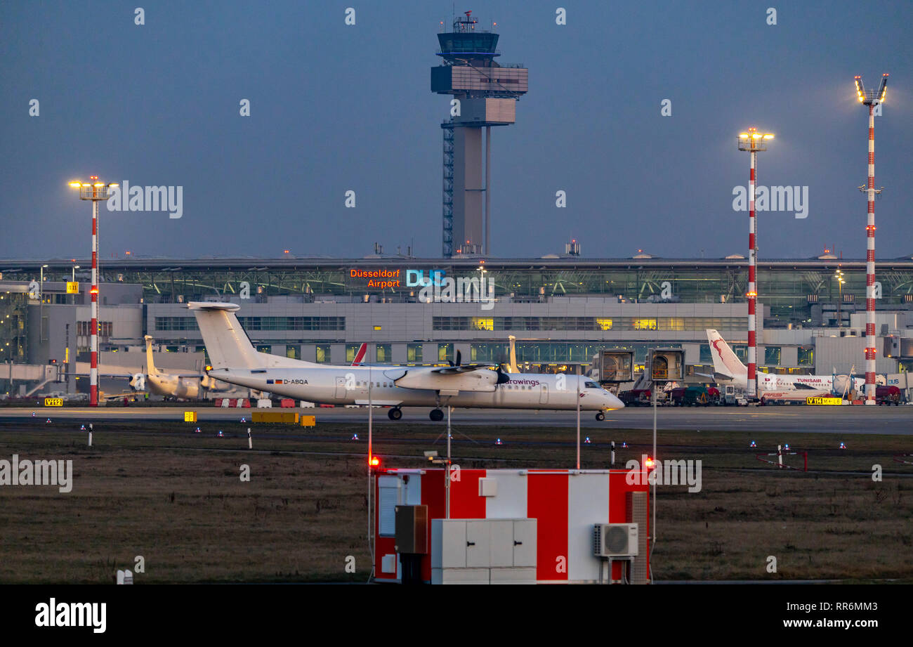 L'aeroporto internazionale di Düsseldorf, DUS, torre di controllo del traffico aereo, controllo del piazzale di sosta, Eurowings, De Havilland Canada DHC-8-402Q Dash 8, sulla pista di rullaggio, Foto Stock
