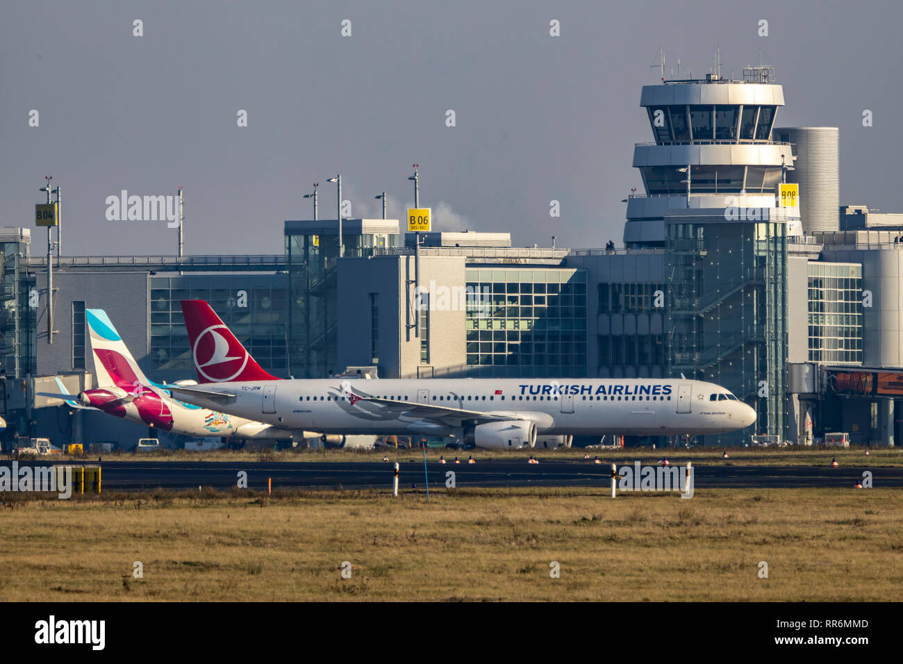 L'aeroporto internazionale di Düsseldorf, DUS, torre di controllo del traffico aereo, controllo del piazzale di sosta, Turkish Airlines, Airbus A321-231, sulla pista di rullaggio, Foto Stock