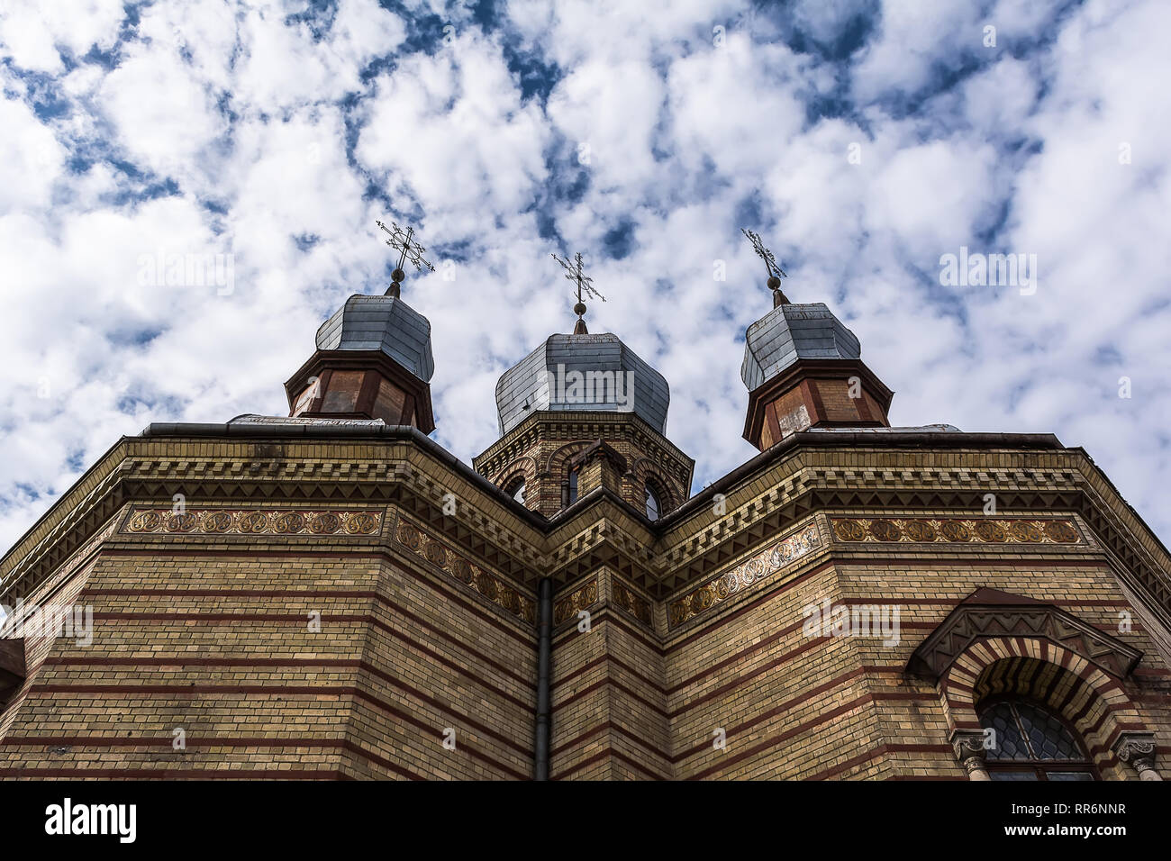 Tre cupole di Jekabpils Chiesa Ortodossa dello Spirito Santo contro nuvoloso cielo blu. La chiesa è stata costruita nel XIX secolo in stile bizantino. Le sue cinque dom Foto Stock