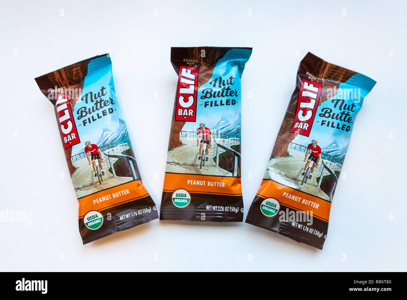 ST. PAUL, MN/STATI UNITI D'America - 24 febbraio 2019: Clif Bar burro di arachidi energy bar raggruppamento di tre e logo del marchio. Clif Bar & Company è un Americano compan Foto Stock