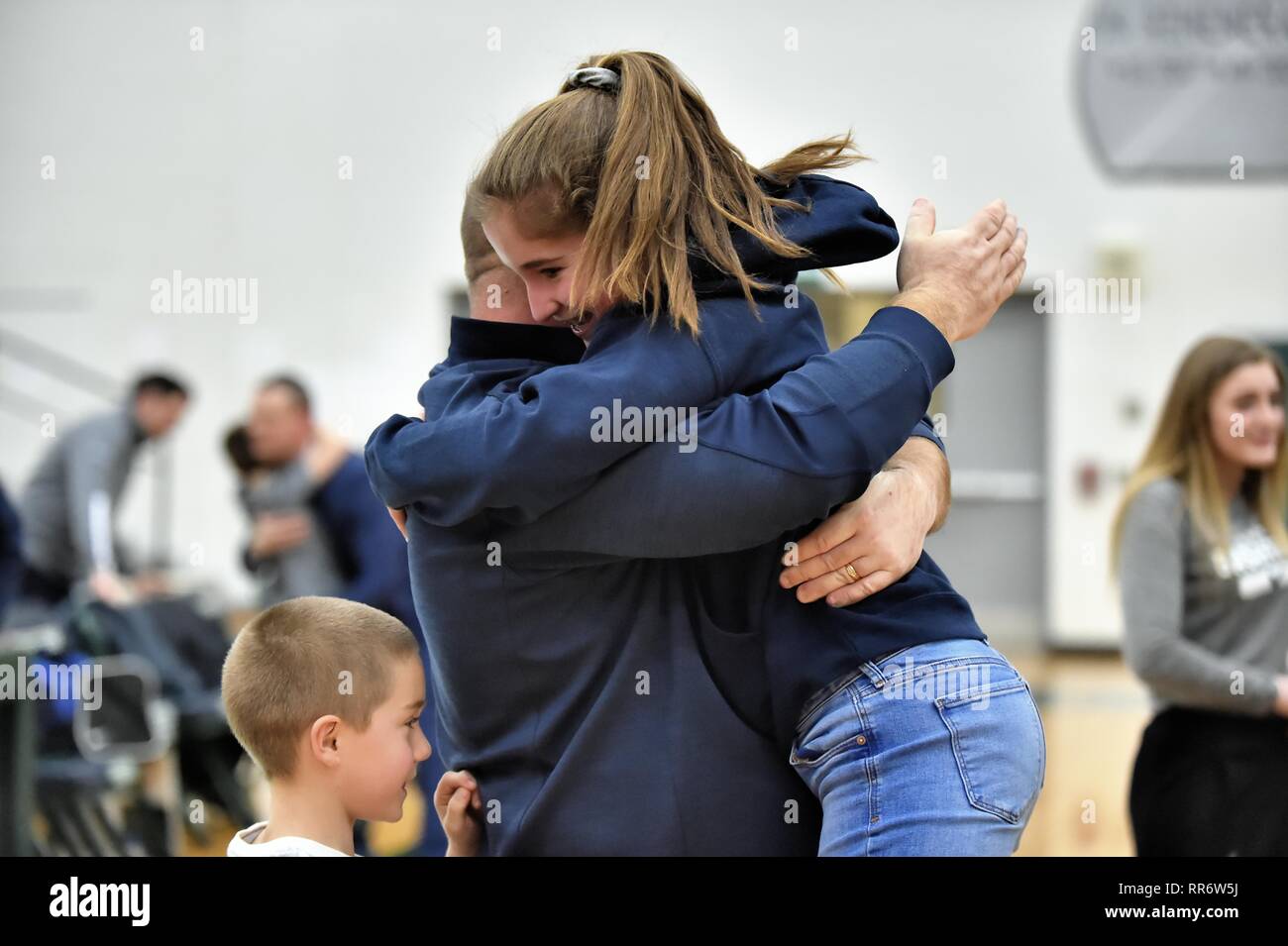 Head Coach abbracciando la figlia a seguito della sua squadra del campionato regionale la vittoria. Stati Uniti d'America. Foto Stock