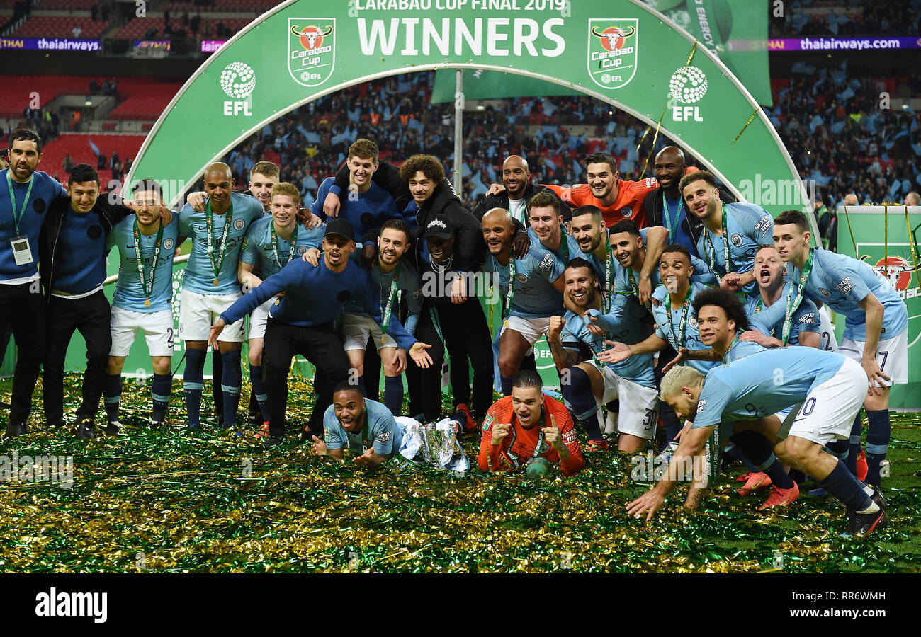 Il Manchester City Team festeggia con la coppa EFL, CHELSEA V Manchester City, CHELSEA V Manchester City, CARABAO CUP finale, 2019 Foto Stock