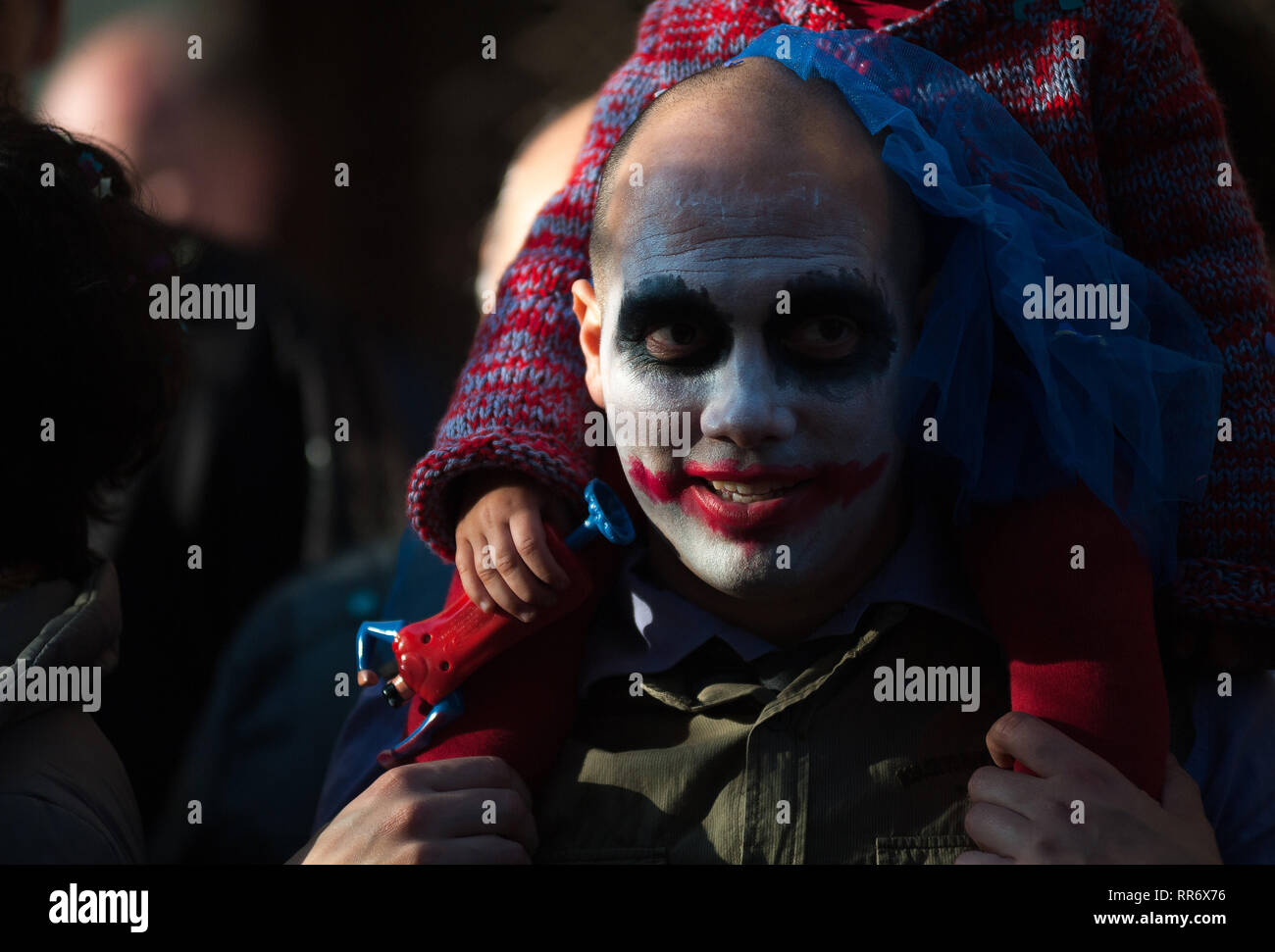 MALAGA, Spagna. 24 Febbraio, 2019. Un uomo visto vestito come il villain  ''Joker'' è visto durante la tradizionale sfilata di carnevale che celebra  le feste di carnevale nella capitale. Credito: Gesù Merida/SOPA