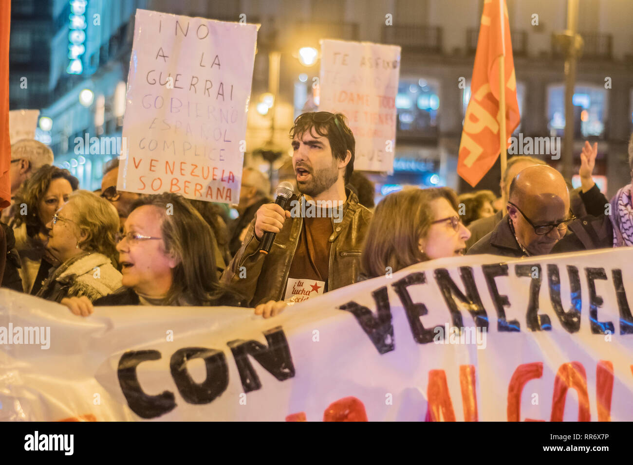 Madrid, Spagna. 24 Febbraio, 2019. Dimostrazione per sostenere il governo di Nicolas Maduro nelle strade di Madrid, Spagna. La manifestazione è stata interrotta per le persone che richiedono che Nicolas maduro il suo una dittatura. Nella foto persone che supportano Maduro vogliamo aiutare il Venezuela. Credito: Alberto Ramírez Sibaja/Alamy Live News Foto Stock