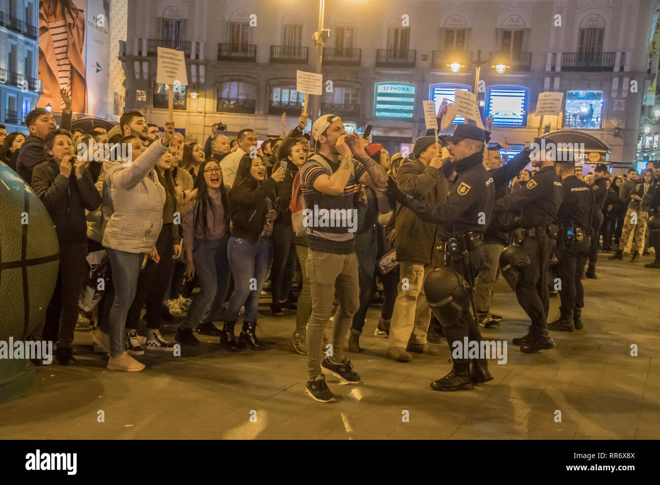 Dimostrazione per sostenere il governo di Nicolas Maduro nelle strade di Madrid, Spagna. La manifestazione è stata interrotta per le persone che richiedono che Nicolas maduro il suo una dittatura. Nella foto persone che supportano Juan Guaido fuori di qui i sostenitori delle dittature Foto Stock