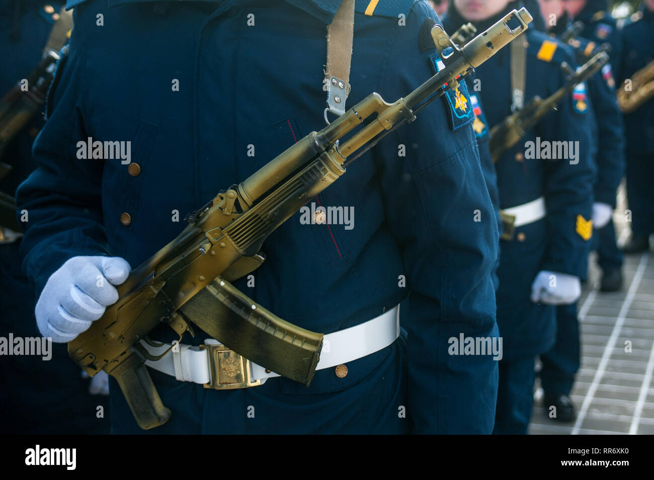 , Tambov Tambov Regione, la Russia. 24 Febbraio, 2019. Nella foto-un soldato dell'esercito russo tenendo un kalashnikov. La foto è stata scattata nella solenne costruzione di soldati in un rally dedicata al giorno del difensore della patria Credito: Demian Stringer/ZUMA filo/Alamy Live News Foto Stock