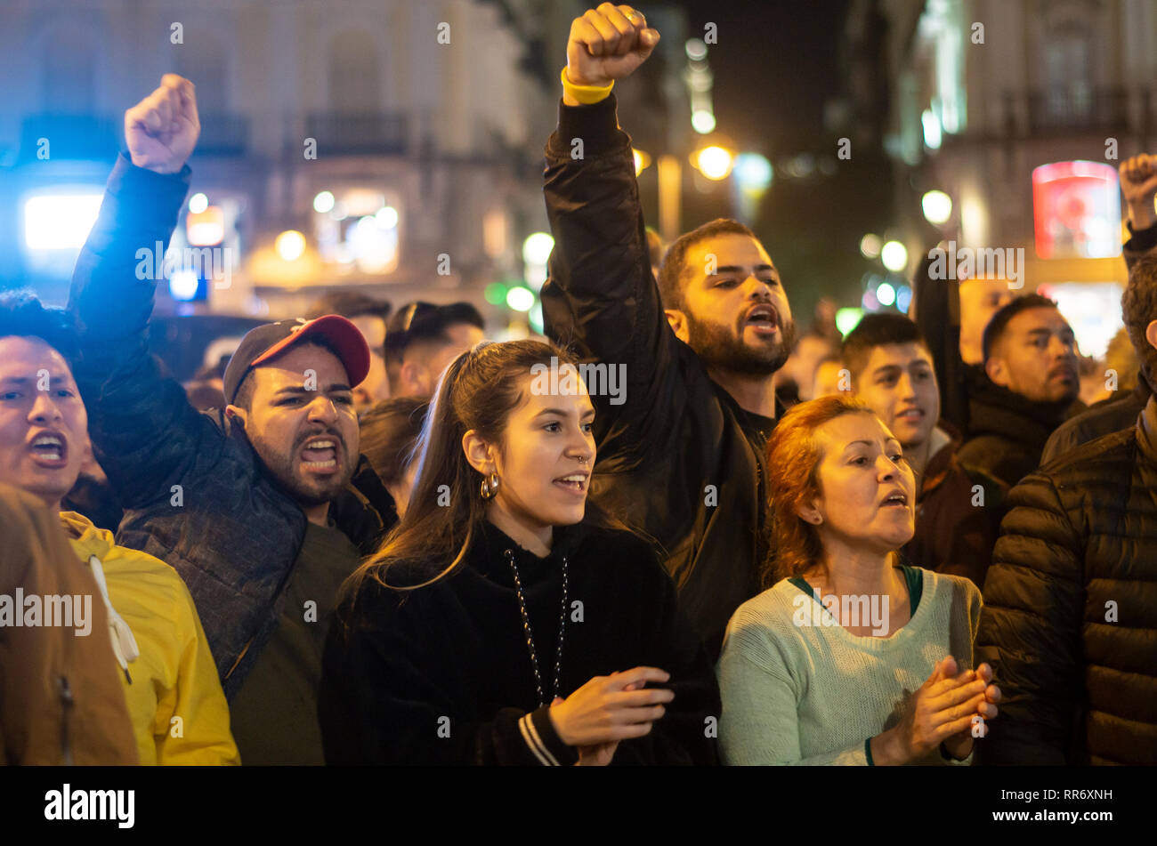 Madrid, Spagna. 24 Febbraio, 2019. Gli scontri tra i sostenitori di Maduro e l opposizione ha avuto luogo a Madrid. L origine della controversia è stata una manifestazione organizzata dai sostenitori di Maduro a Puerta del Sol per protestare contro l'intervento della Spagna in Venezuela. I cittadini venezuelani dell opposizione hanno dimostrato fino e l'intervento della polizia è stato necessario per evitare eventuali scontri più forte tra i due componenti. Nella foto, persone che protestano contro Maduro. Credito: Lora Grigorova/Alamy Live News Foto Stock