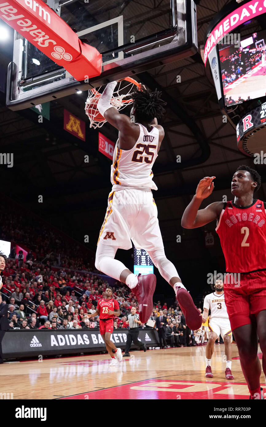 Piscataway, New Jersey, USA. 24 Febbraio, 2019. Minnesota Golden i Gopher center DANIEL OTURU (25) rigidi per il cesto contro Rutgers in un gioco al Rutgers Athletic Center. Credito: Joel Plummer/ZUMA filo/Alamy Live News Foto Stock