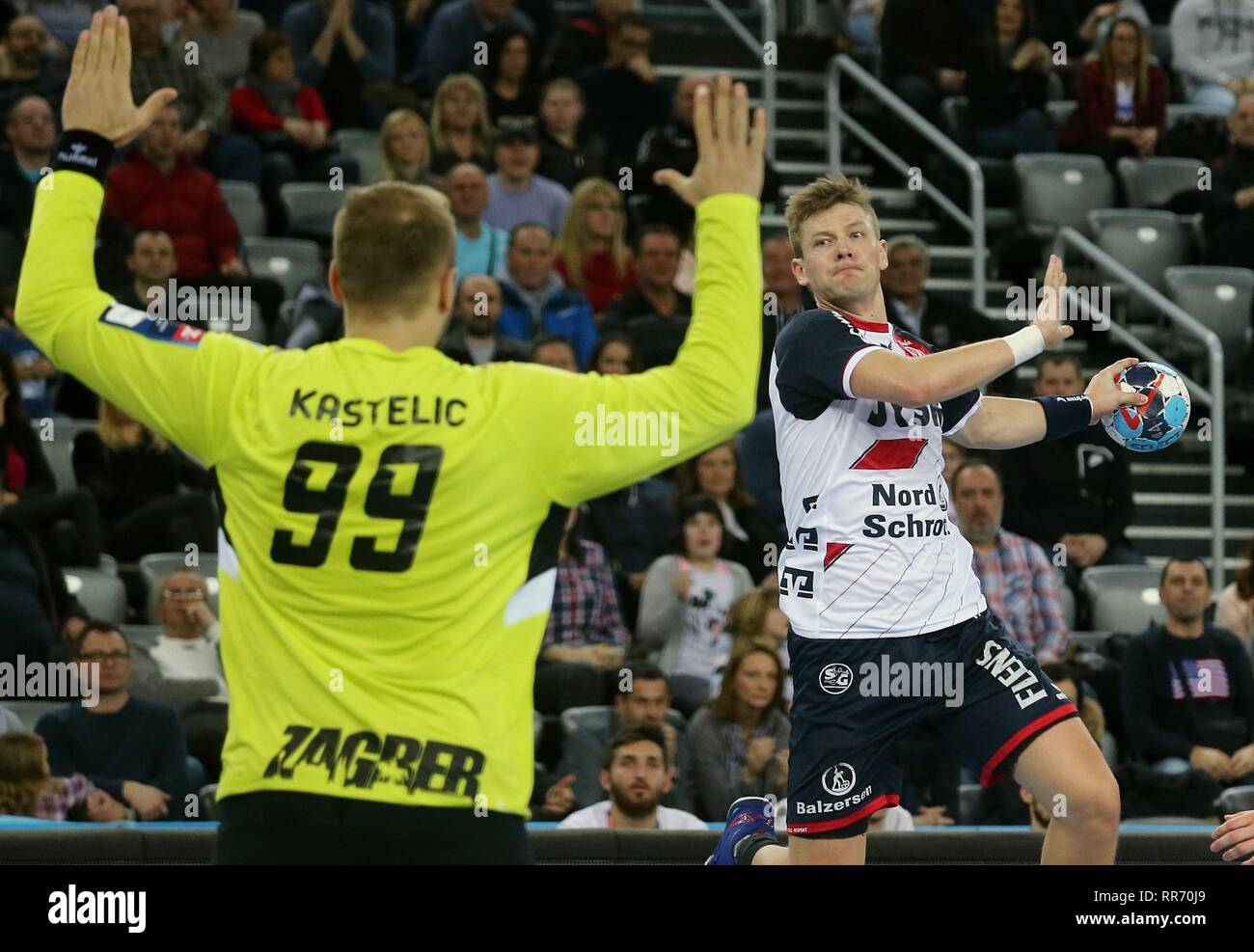 Zagabria, Croazia. 24 Febbraio, 2019. Lasse Svan (R) della SG Flensburg-Handewitt germogli durante la VELUX EHF Champions League match di pallamano PPD tra Zagabria e SG Flensburg-Handewitt a Arena Zagreb Zagreb, Croazia, nel febbraio 24, 2019. PPD perso Zagabria 21-22. Credito: Dalibor Urukalovic/Xinhua/Alamy Live News Foto Stock