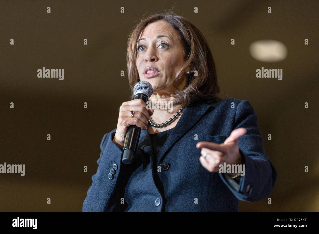 Bettendorf, Iowa, USA. Il 24 febbraio, 2019. In California il senatore Kamala Harris ha organizzato una campagna presidenziale rally domenica presso il Quad Città Waterfront Convention Center in Bettendorf, Iowa, USA. Credito: Keith Turrill/Alamy Live News Foto Stock