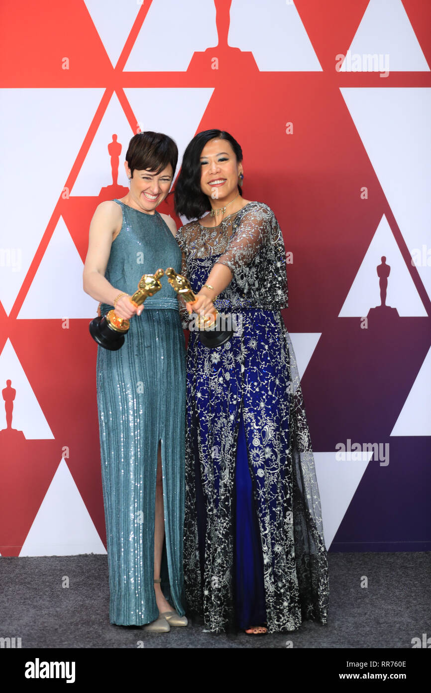 Los Angeles, Stati Uniti d'America. 24 Febbraio, 2019. Becky Neiman-Cobb (L) e Domee Shi comportano per le foto dopo aver vinto il Best Animated Short Film Award per "Bao' in sala stampa durante la 91Academy Awards, o l'Oscar, svoltasi presso il Dolby Theatre di Los Angeles, Stati Uniti nel febbraio 24, 2019. Credito: Li Ying/Xinhua/Alamy Live News Foto Stock