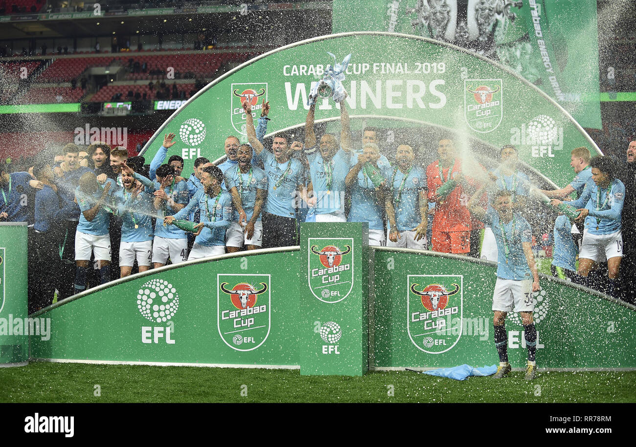 Il Manchester City Team festeggia con la coppa EFL, CHELSEA V Manchester City, CHELSEA V Manchester City, CARABAO CUP finale, 2019 Foto Stock
