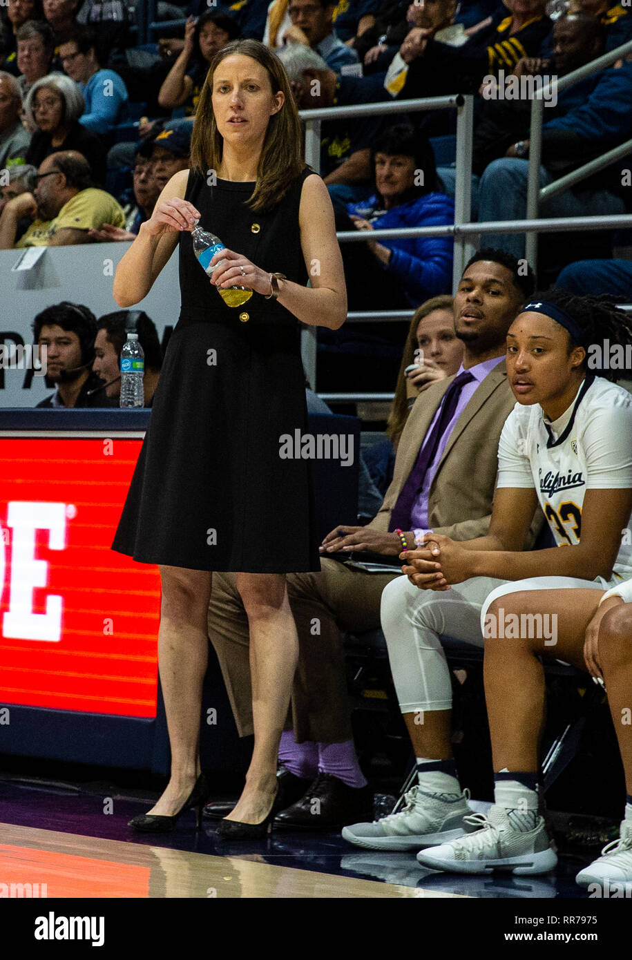 Berkeley, CA U.S. 24 Febbraio, 2019. A. California head coach Lindsay Gottlieb durante il NCAA donna gioco di basket tra Arizona Wildcats e la California Golden Bears 82-76 vincere a Hass Pavilion Berkeley in California Thurman James/CSM/Alamy Live News Foto Stock