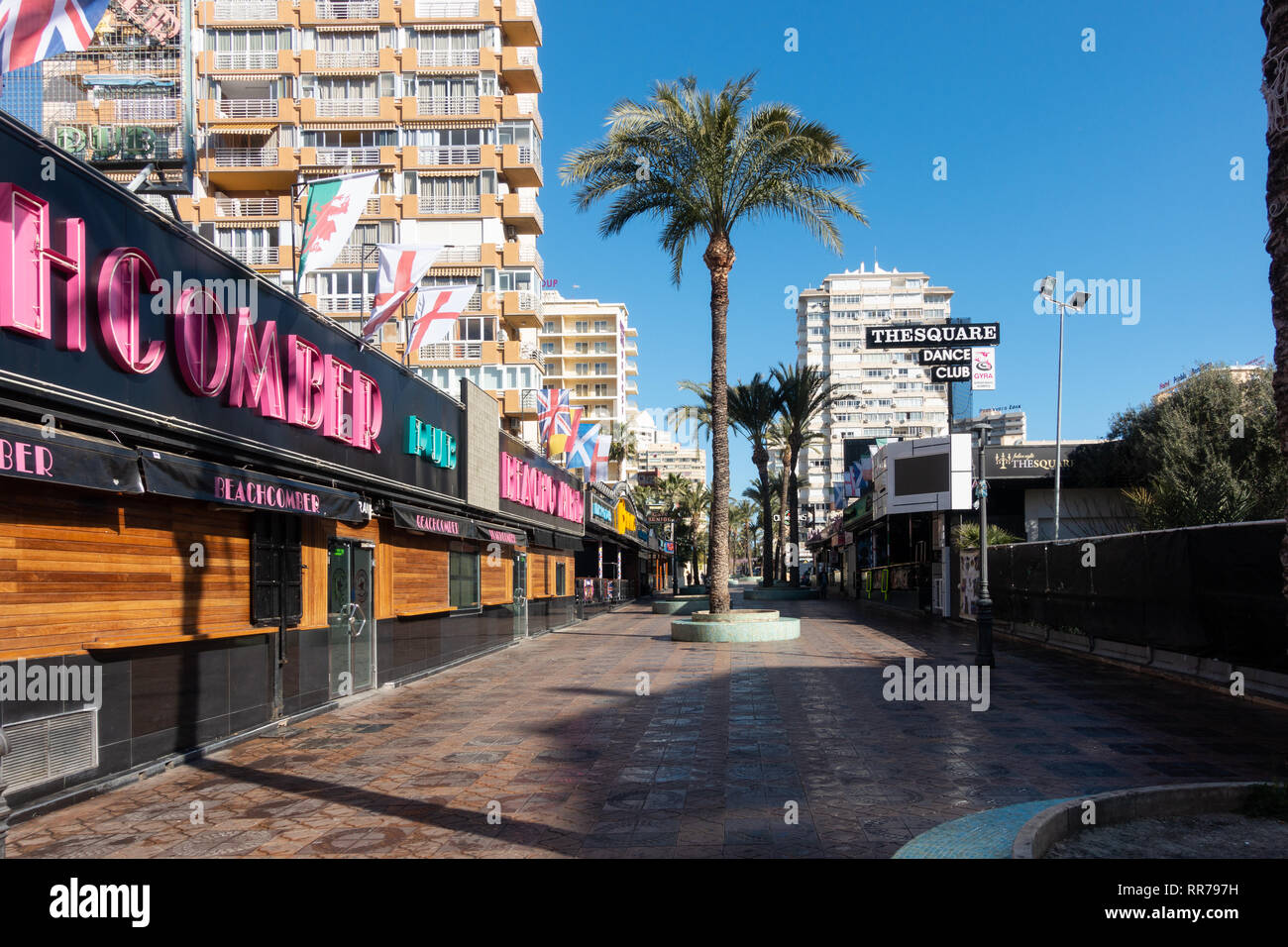 Benidorm, Costa Blanca, Spagna, il 25 febbraio 2019. Due membri del personale del Beachcomber pub in Benidorm la Città Nuova sulla piazza britannica. Due turisti britannici sono stati arrestati in relazione al presunto attacco. Credito: Mick Flynn/Alamy Live News Foto Stock