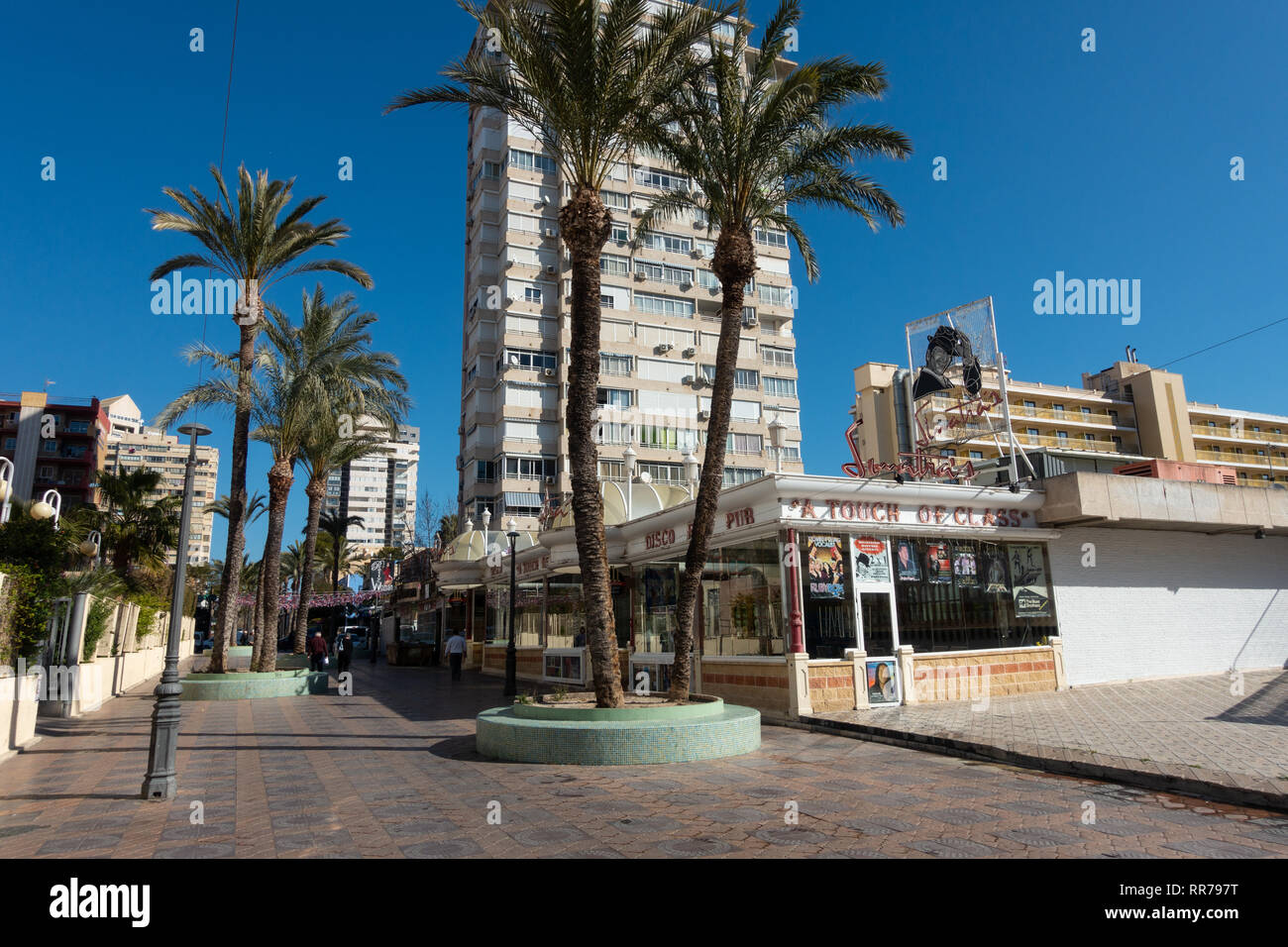 Benidorm, Costa Blanca, Spagna, il 25 febbraio 2019. Due membri del personale del Beachcomber pub in Benidorm la Città Nuova sulla piazza britannica. Due turisti britannici sono stati arrestati in relazione al presunto attacco. Visto qui è Sinatras, aA tocco di classe Bar che non è collegato all'incidente segnalato. Credito: Mick Flynn/Alamy Live News Foto Stock