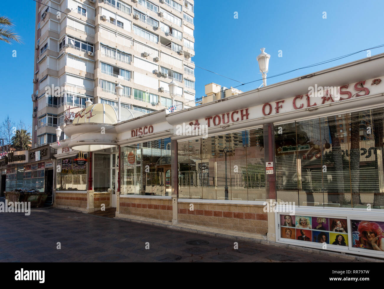 Benidorm, Costa Blanca, Spagna, il 25 febbraio 2019. Due membri del personale del Beachcomber pub in Benidorm la Città Nuova sulla piazza britannica. Due turisti britannici sono stati arrestati in relazione al presunto attacco. Visto qui è Sinatras, aA tocco di classe Bar che non è collegato all'incidente segnalato. Credito: Mick Flynn/Alamy Live News Foto Stock