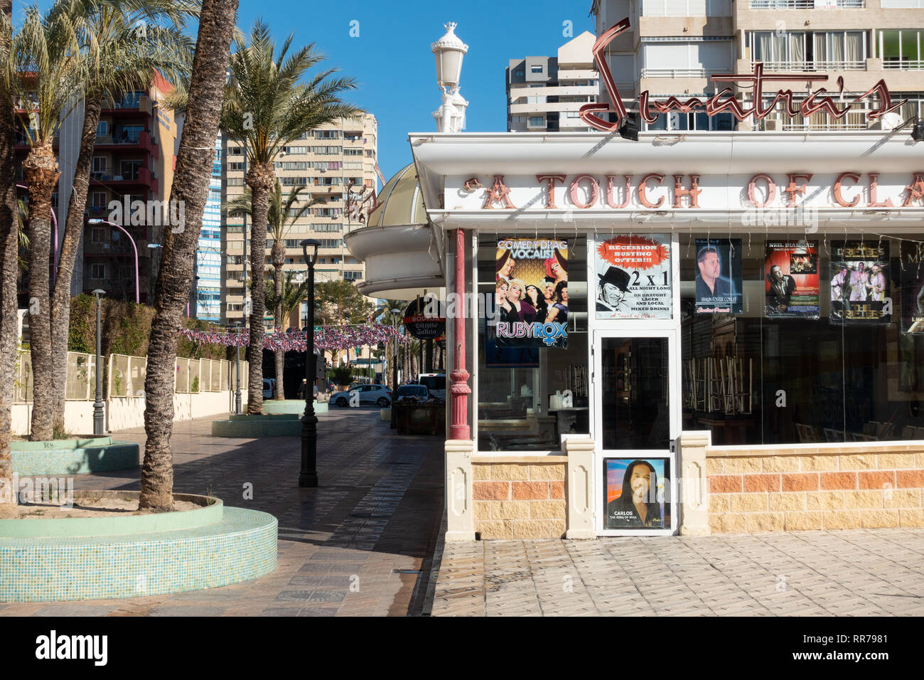 Benidorm, Costa Blanca, Spagna, 25th Febbraio 2019. Due membri del personale al pub Beachcomber di Benidorm New Town sulla piazza britannica. Due turisti britannici sono stati arrestati in relazione al presunto attacco. Si vede qui Sinatra, un tocco di classe Bar che non è collegato all'incidente segnalato. Credit: Mick Flynn/Alamy Live News Foto Stock