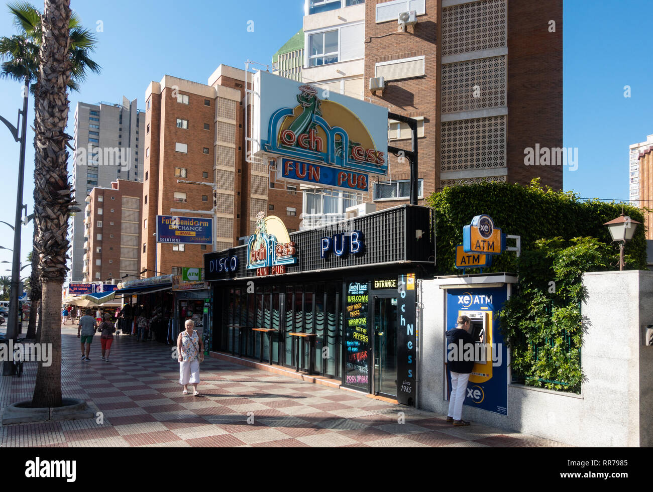 Benidorm, Costa Blanca, Spagna, il 25 febbraio 2019. Due membri del personale del Beachcomber pub in Benidorm la Città Nuova sulla piazza britannica. Due turisti britannici sono stati arrestati in relazione al presunto attacco. Visto qui è il Loch Ness pub divertente che non è collegato all'incidente segnalato. Credito: Mick Flynn/Alamy Live News Foto Stock
