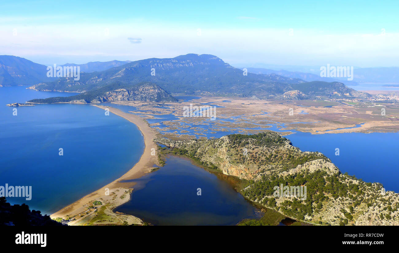 Vista sulla spiaggia di Iztuzu e Dalyan River delta in Turchia. Il 4.5 km lunga spiaggia Iztuzu è uno dei più importanti del Mediterraneo siti di nidificazione delle logge Foto Stock