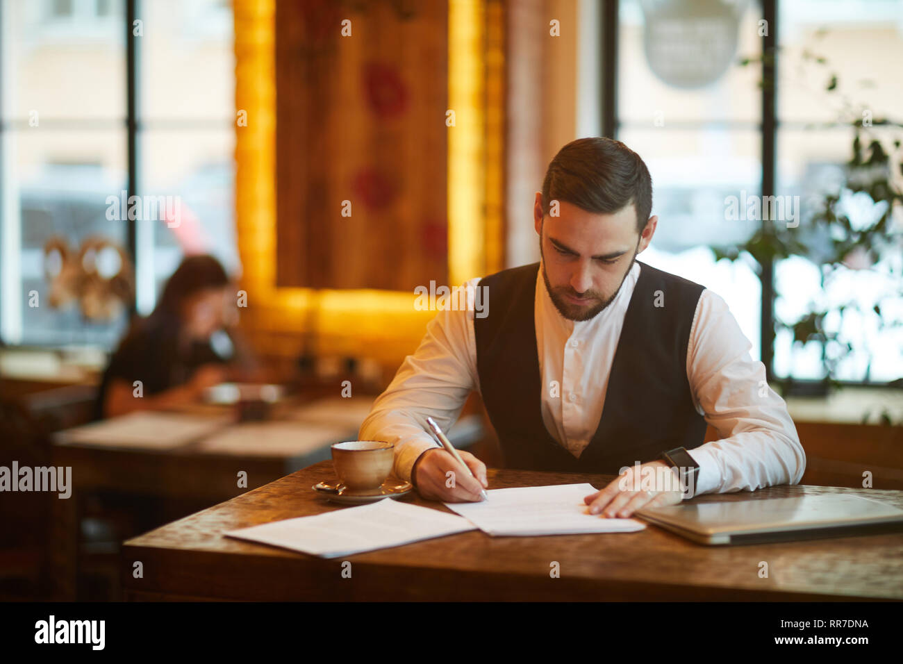 Occupato imprenditore nel Cafe Foto Stock