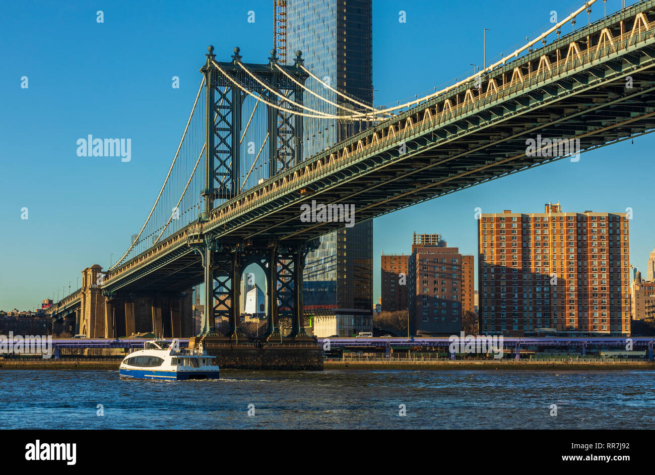 Vista sullo skyline di Manhattan da Manhattan Bridge Foto Stock