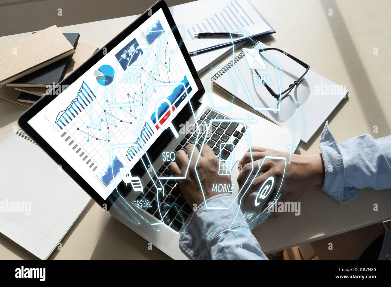 Uomo che utilizza computer tablet interfaccia virtuale icone grafiche per il diagramma di rete digital marketing Foto Stock