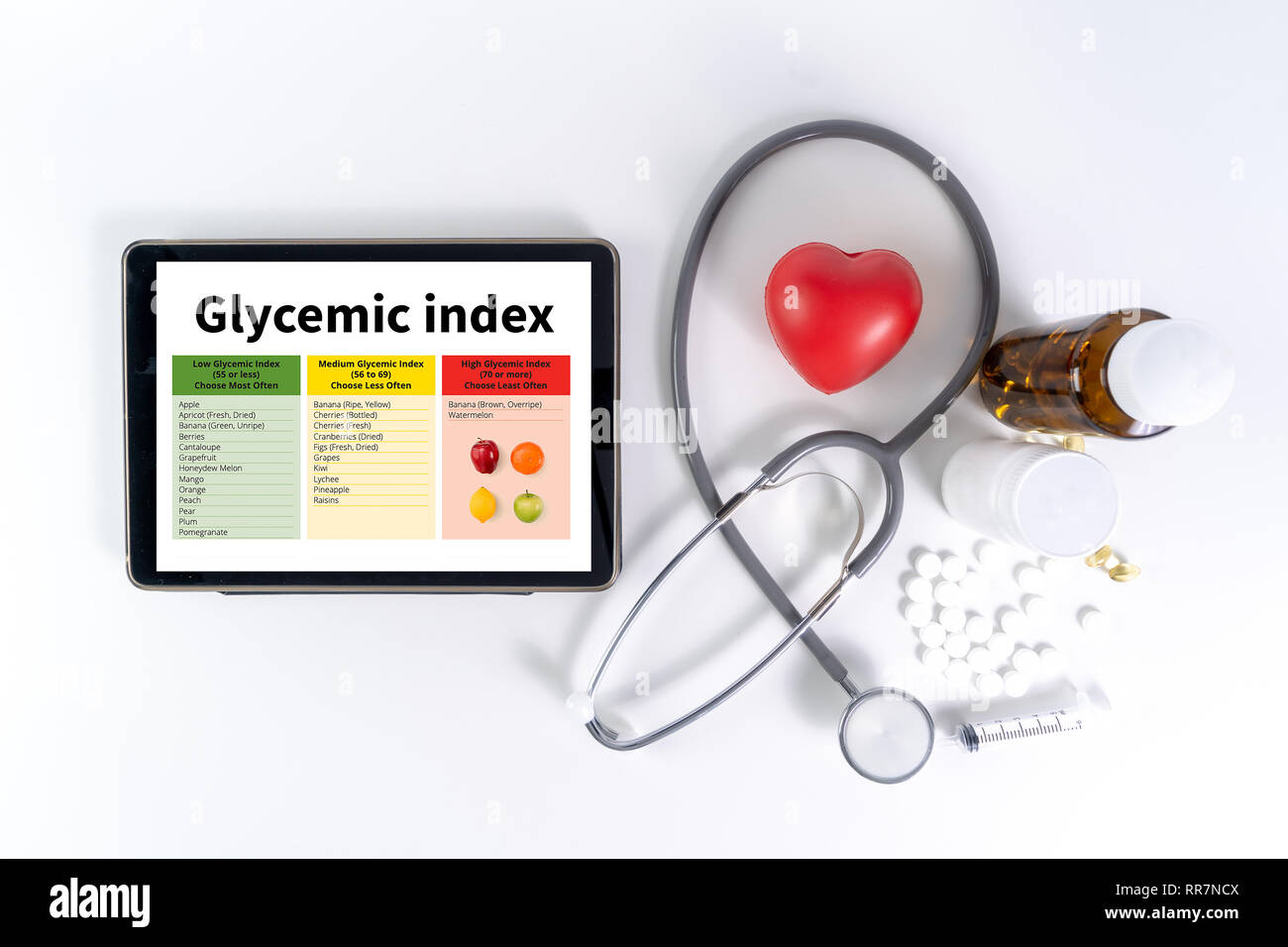 Indice Glicemico Fitness e perdita di peso concetto, manubri, bianco scala, frutta e nastro di misurazione su un tavolo di legno, vista dall'alto Foto Stock