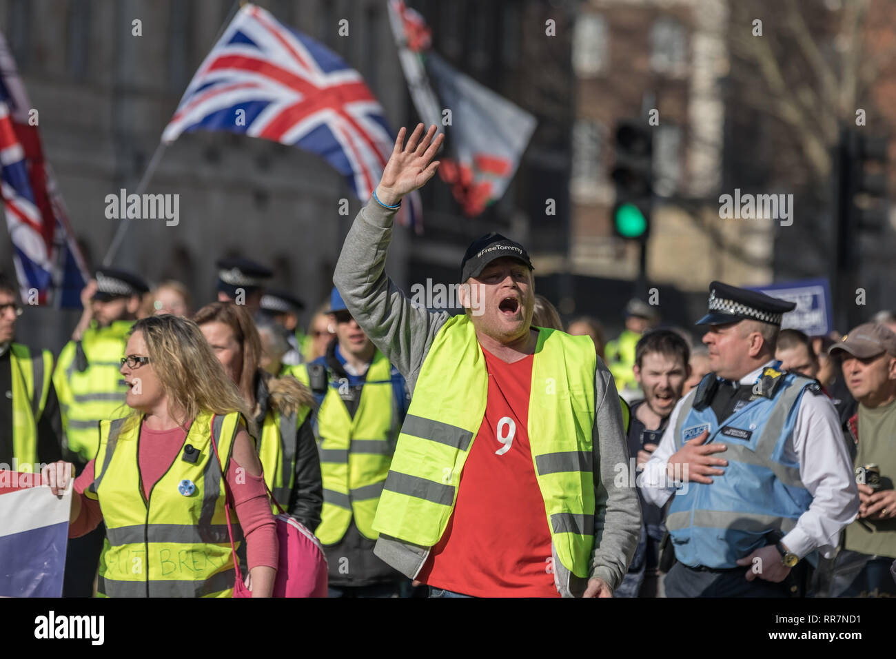 Pro-Brexit manifestanti chiedendo loro il 'giallo gilet UK " blocco del movimento strade e traffico mentre protestare marciando attraverso Westminster, Londra. Foto Stock