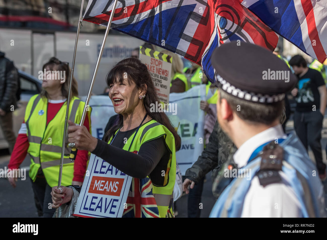 Pro-Brexit manifestanti chiedendo loro il 'giallo gilet UK " blocco del movimento strade e traffico mentre protestare marciando attraverso Westminster, Londra. Foto Stock