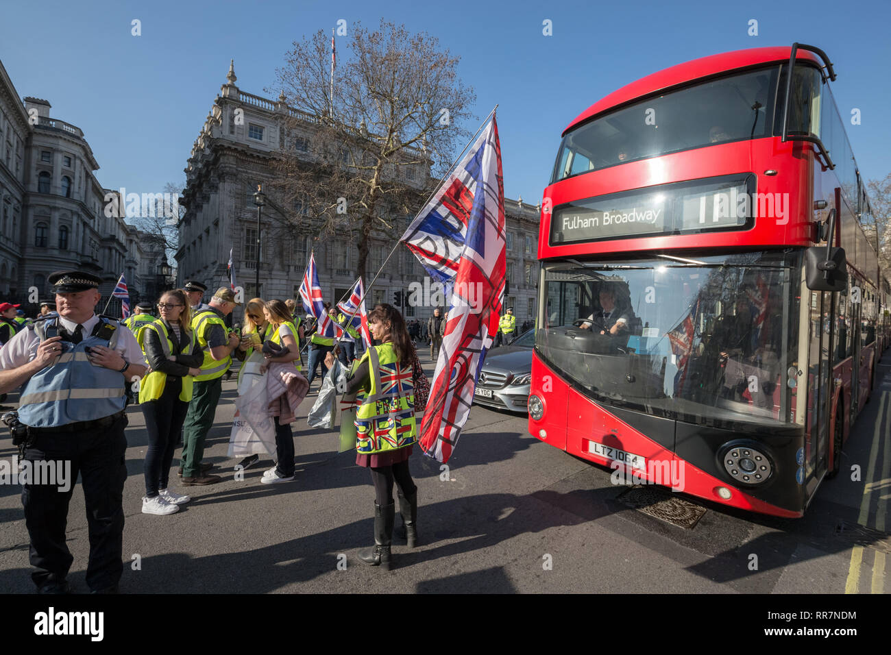 Pro-Brexit manifestanti chiedendo loro il 'giallo gilet UK " blocco del movimento strade e traffico mentre protestare marciando attraverso Westminster, Londra. Foto Stock