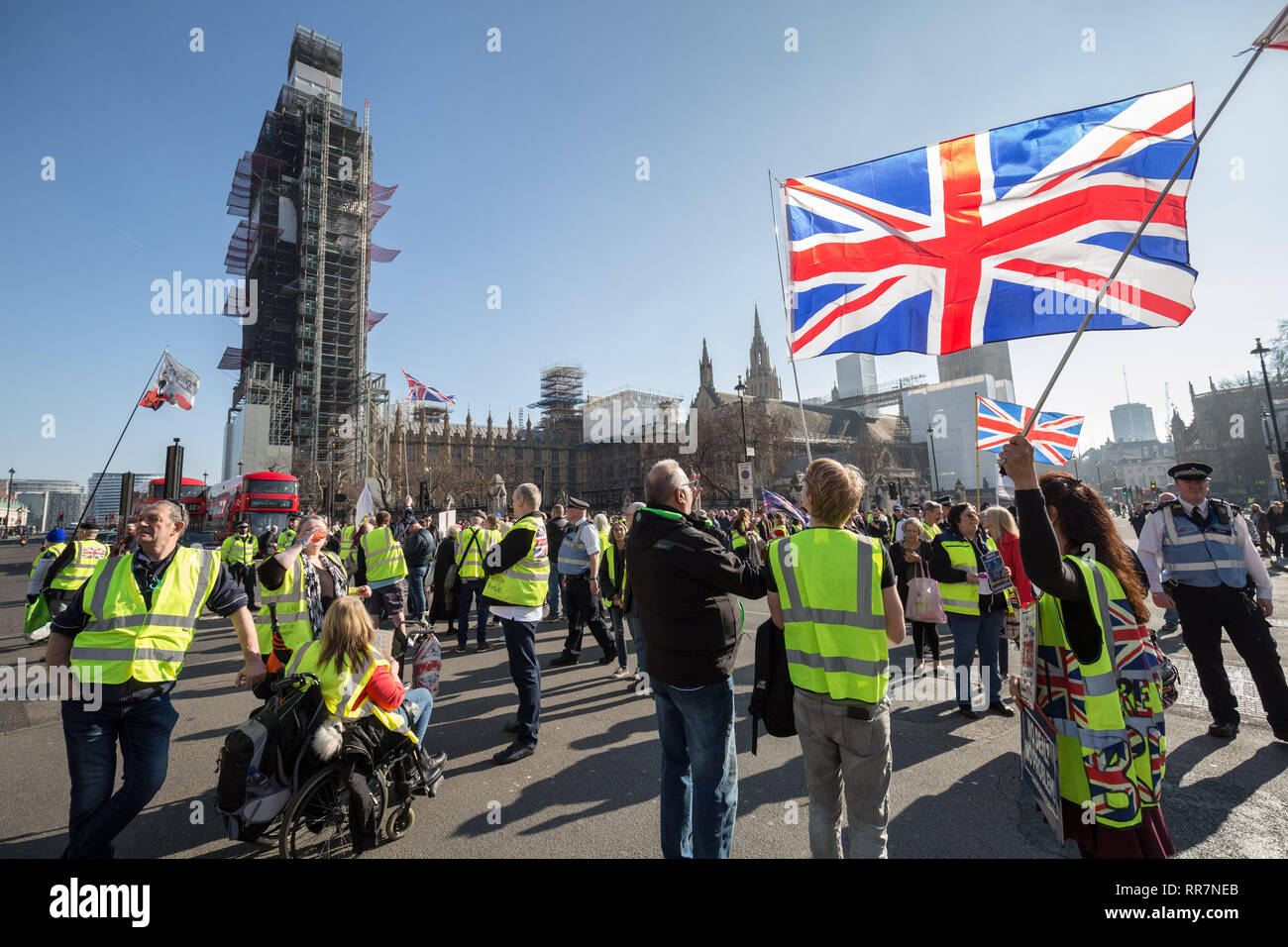 Pro-Brexit manifestanti chiedendo loro il 'giallo gilet UK " blocco del movimento strade e traffico mentre protestare marciando attraverso Westminster, Londra. Foto Stock