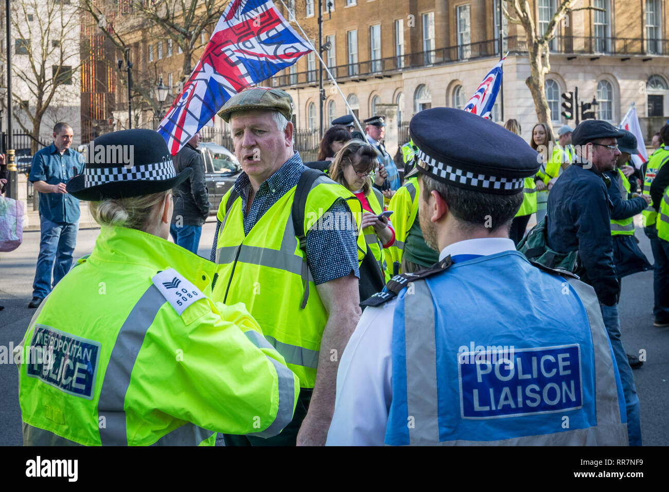 Pro-Brexit manifestanti chiedendo loro il 'giallo gilet UK " blocco del movimento strade e traffico mentre protestare marciando attraverso Westminster, Londra. Foto Stock