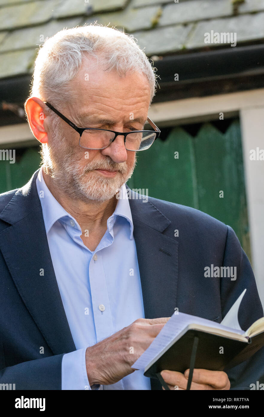 Jeremy Corbyn p.f. leader del partito laburista parlando sul lavoro di piano per una più equa la Gran Bretagna in un rally in Beeston, Nottingham Foto Stock