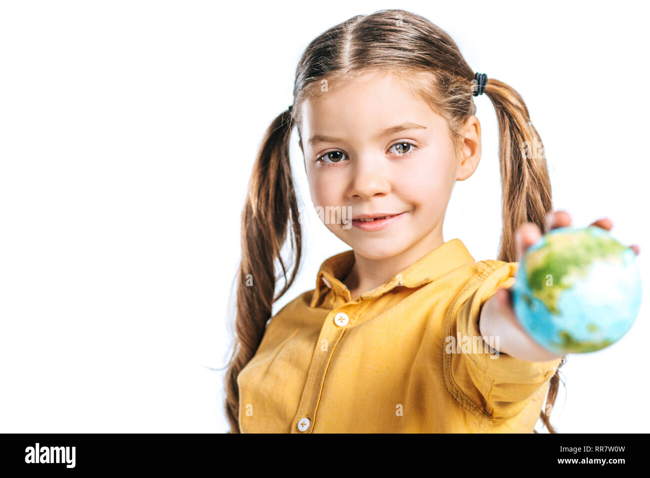 Messa a fuoco selettiva di adorabili kid holding modello globo in mano tesa isolato su bianco, la giornata della terra concept Foto Stock