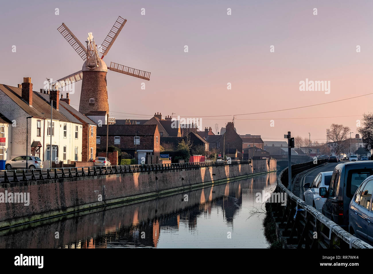 Vista lungo la Maud Foster Scaricare che mostra le cinque navigato Mill a sinistra. Foto Stock