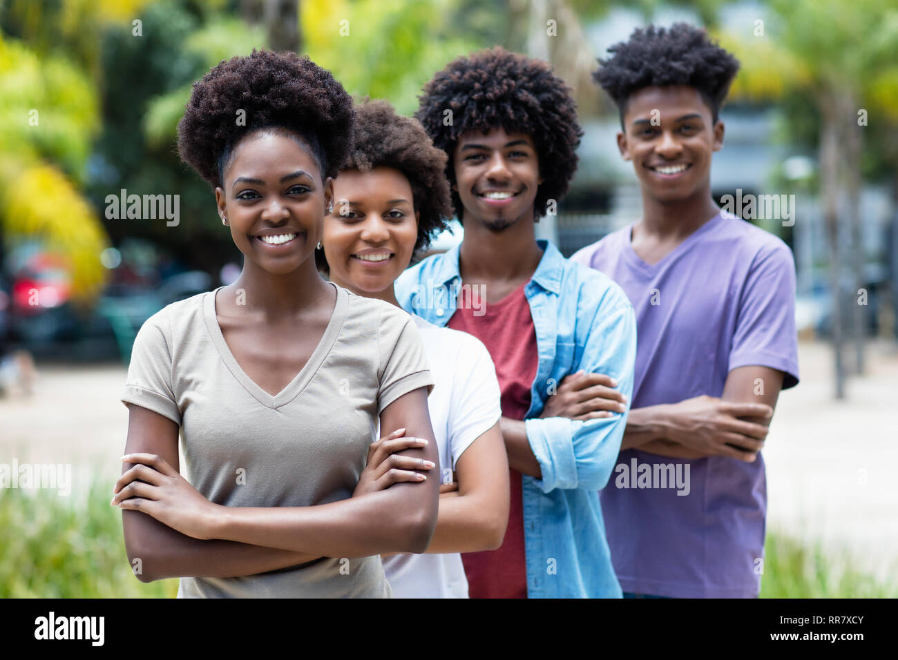 Gruppo di afro-americano di giovani adulti in linea all'aperto in estate Foto Stock